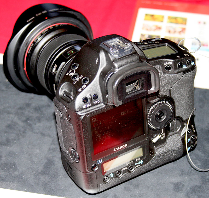 Illustration for article titled PMA 07: Canon EOS-1D Mark III Hands-On